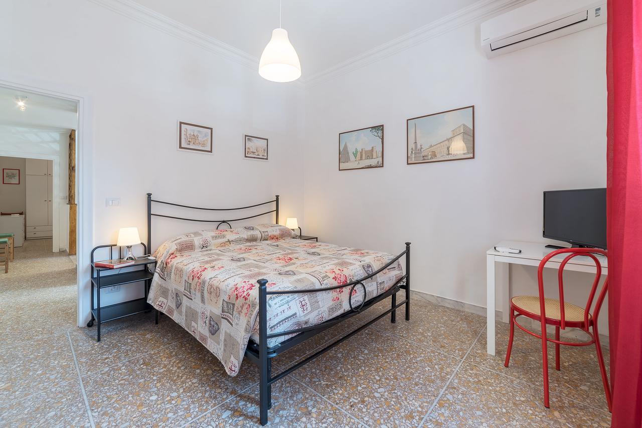 Red & White Vatican Apartment — Photos 3