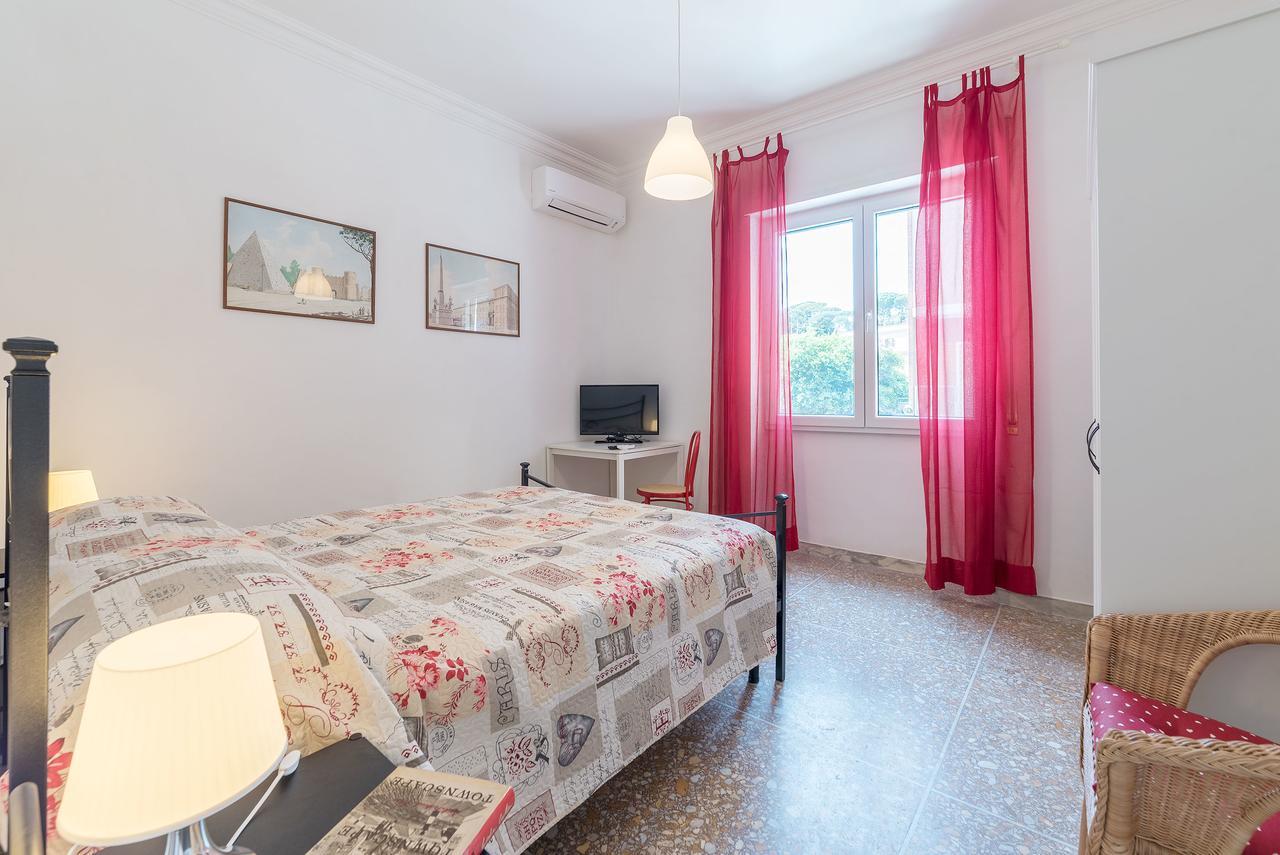 Red & White Vatican Apartment — Photos 1