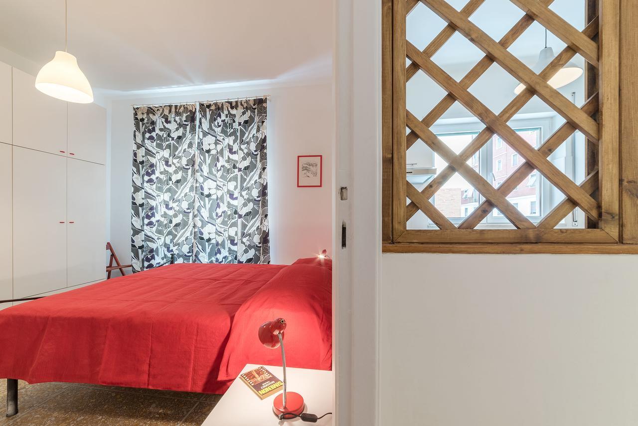 Red & White Vatican Apartment — Photos 2